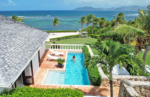 Villa Indigo pool deck 