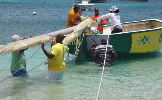 de tree anguilla racing boat's mast
